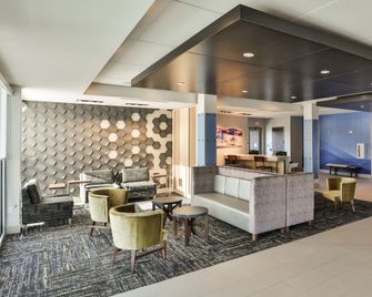 Holiday Inn Express & Suites Nashville Metrocenter Downtown By IHG - Nashville - Lobby