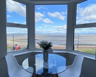 Eden Escapes Serviced Apartments - Morecambe - Dining room