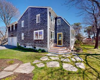 Classic coastal home near the beach w/ lush garden, game room & deck - dogs OK - Biddeford - Building
