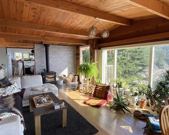 Waterfront Escape on Galiano Island BC - Galiano Island - Living room