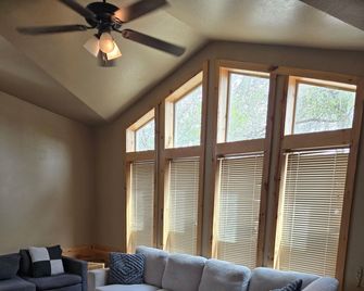 Bryce Canyon Rv Resort - Cannonville - Living room
