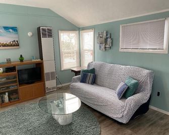 Lake Ontario - 1 Bedroom Between Rochester And Niagara Falls - Kent - Living room