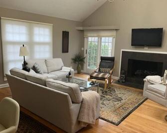 Charming home near Lake Michigan, bike paths, and high school - Lake Forest - Living room