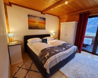 Urlaub am Krausberghof, Apartment mit Balkon und Parkplatz, Sauna und Infrarotkabine, kostenfreie Kaffeekapseln, 6 Fahrminuten zur Alpentherme Gastein und zur Schlossalmbahn, Spielplatz - Bad Hofgastein - Slaapkamer