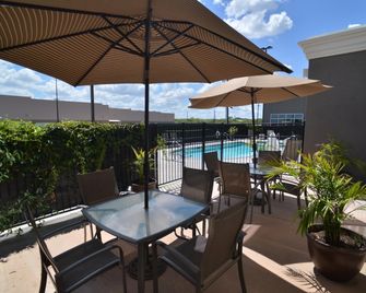 Holiday Inn & Suites San Antonio Northwest By IHG - סן אנטוניו - פטיו