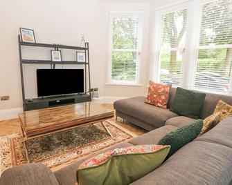 Cavendish Suite, Family Friendly, Luxury Holiday Cottage In Buxton - Buxton - Living room