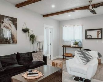 Urban Rustic Getaway - Corvallis - Living room
