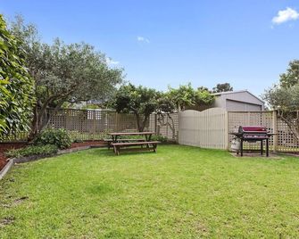 Scenic Beach Apartment - Best Value, Walk To Beach New Listing 2020 - Apollo Bay - Patio