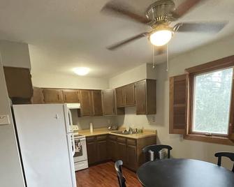 30 second walk to High St and Short North! 2BR! - Columbus - Restaurant