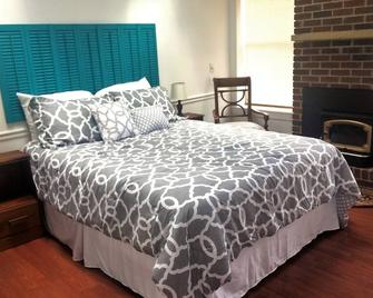 Charming 1907 Home in Historic Downtown Cumberland - Cumberland - Slaapkamer