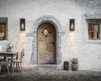 Hotel Ansitz Steinbock - Villandro/Villanders - Patio
