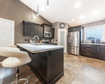 Modern House Fenced Back Yard Bbq Garage - Lloydminster - Kitchen