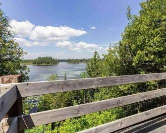 Glacial Esker Bunkhouse - Spacious Lakeside Rustic Lodge - Isabella - Balcony