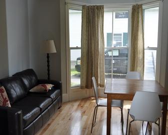 Beautiful South End home, 5 minute walk to downtown and beach! - Rockland - Dining room