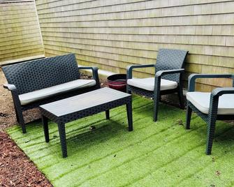 Private & Cozy house sleeps 5 with WiFi and AC in beautiful Marion! - Marion - Patio