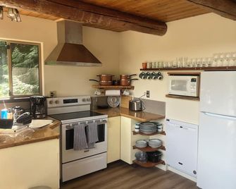 Beach front newly renovated 4 bed house quiet safe beach Family Friendly - Heriot Bay - Kitchen