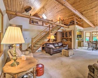 Riverfront Oconto Cabin w/ Fire Pit & Yard! - Oconto - Sala de estar