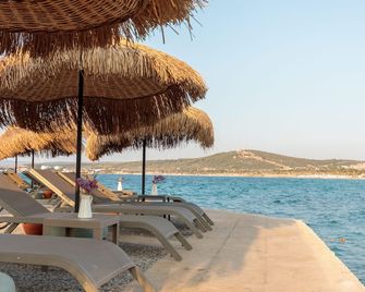 Cumbalica Beach Hotel - צזמה - חוף