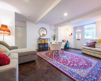 Palmyra Square By Ty Sa - Newport - Living room