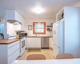 Howard House - Modern Comfort in Downtown Baileys Harbor - Baileys Harbor - Кухня