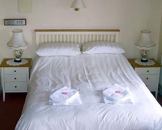 The Poldark Inn - Delabole - Bedroom