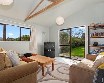Ocean Views - Modern, sunny, pet friendly holiday home only a short walk from the estuary - Mangawhai - Living room