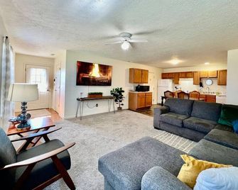 240 Overbrook NEW Franks funky and fashionable furnished home - Monroe - Living room