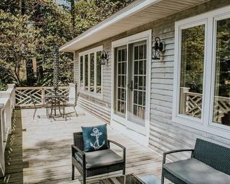 Private Setting with Views of White Lake/Channel, Easy walk to Lake Michigan! - Montague - Balcón