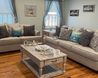 2 Blocks To Beach Linen, Fire Pit, Pool Sleeps 12 - Point Pleasant Beach - Living room