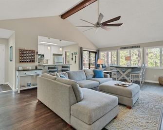 Eagle's Nest! Beautiful Golf Front Home on Pinehurst #6! - Pinehurst - Living room