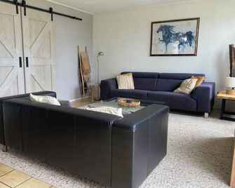 Spacious vacation home in farmhouse, only 2 km from beach in nature reserve. - Schoorl - Sala de estar