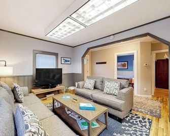 Open layout Maine cottage with washer/dryer & grill - dog-friendly - Gouldsboro - Sala de estar