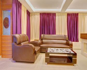 OYO 11412 Svs Luxury Rooms - Hyderabad - Living room