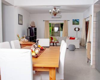 2-Bed Apt Sleeps 4 near Beau Vallon Beach - Victoria - Dining room