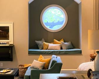 Elora Studio Apartment - Elora - Living room