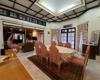 Beautiful British Tudor Home With Amazing View And Large Garden Wedding Space - Hulu Langat - Sala pranzo