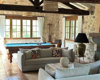 Beautiful converted farmhouse - Margueron - Sala de estar