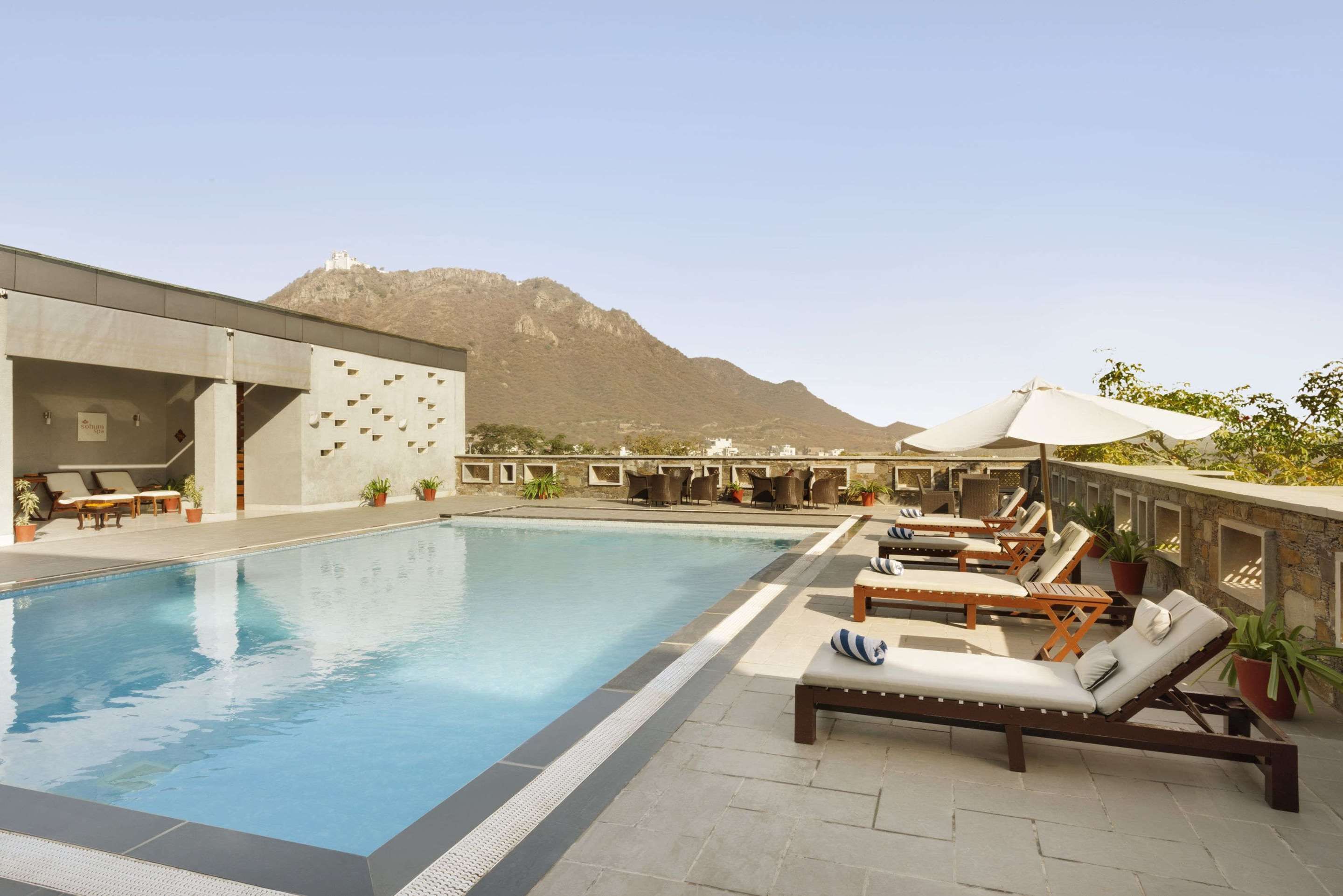 Ramada by Wyndham Udaipur Resort and Spa - Udaipur - Pool