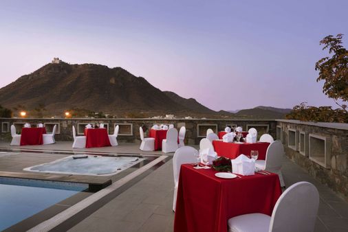 Ramada by Wyndham Udaipur Resort and Spa - Udaipur - Bar