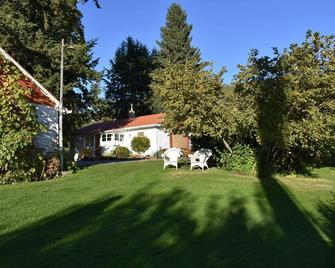 Home Away From Home, Nestled Into A Small, Family ran farm. - Creston - Patio