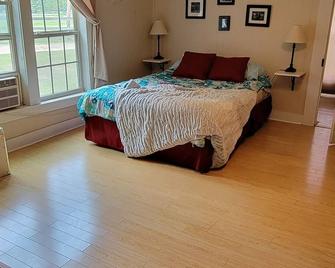 Quiet country rustic cabin. - Woodville - Bedroom