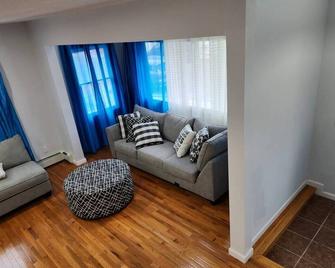 Heavenly Home in New Haven - New Haven - Living room