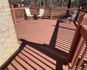 Welcome: Relaxing Ranch near Downtown Lynchburg - Madison Heights - Балкон