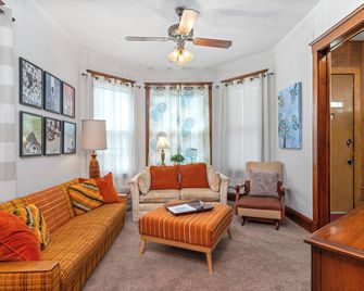 Charming Victorian 2 min downtown, close to Palmer - Davenport - Living room