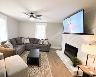 Renovated 1900s Farmhouse on The New River! - Hiwassee - Living room