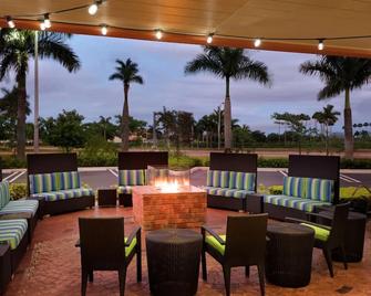 Sunny City Escape: Kitchen, Pool, Parking! Close to Homestead Town Square! - Florida City - Patio