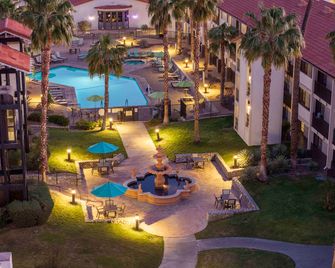 Embassy Suites by Hilton Palm Desert - פאלם דזרט - בריכה