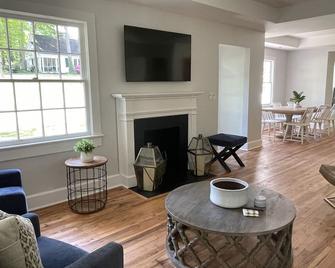 The Townie Near Sweetland- Beautifully Renovated, Perfect Location! - La Grange - Sala de estar