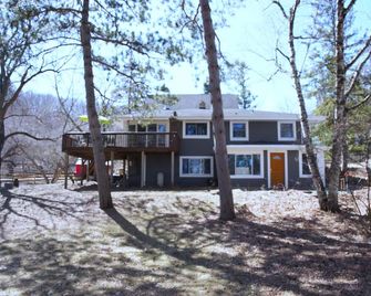 Spacious 3-bedroom Ranch getaway in charming Afton MN with AC, WiFi - Afton - Edificio