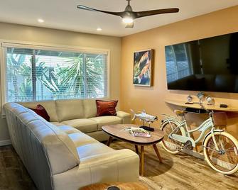 Apt 11: Playful 2-Bed 2-Bath, Steps From The Beach - Carpinteria - Living room